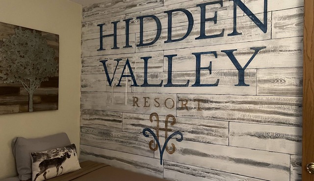 King Bed! 2B2B ground level near golf; fall leaf peeping! Well equipped kitchen!