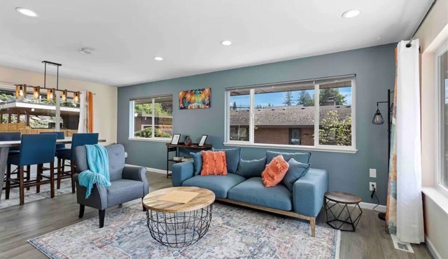 King bed 2BR house east of downtown Kent