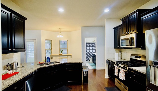 King bed/3 CAR Garage/Ranch Home