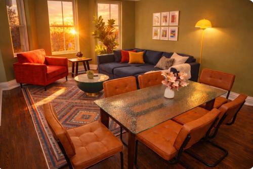 King Bed 6BR Chicago with Pool Table Sleeps 16 Near Humboldt Park