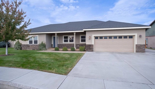 King Bed, Amazing Views, Yard & Garage 3/2 #681