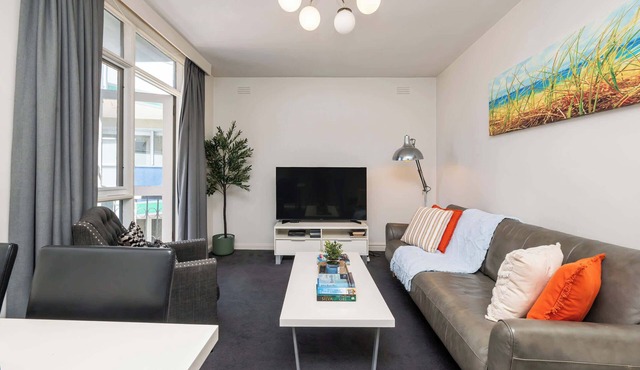 King Bed and Parking Walk to St Kilda Beach