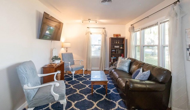 King Bed and Fenced Yard, Pet Friendly Bohemian Styled Home MTB2225