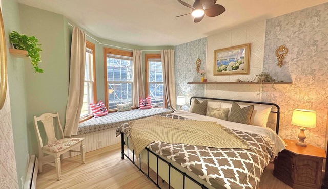 King Bed Apt in Bridgewater near River and Trails