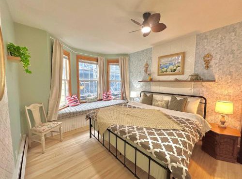 King Bed Apt in Bridgewater near River and Trails