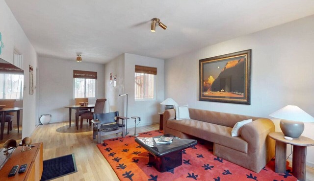 King Bed | Centrally Located