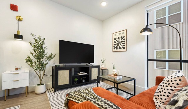King Bed Comfort with Free Parking, Gym, 98 Walkscore & near UPMC Pitt and CMU