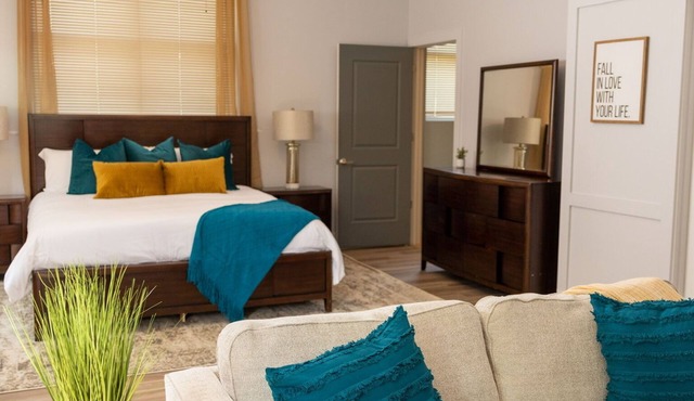 King Bed Condo in Walkable Neighborhood w/Desk & WIFI