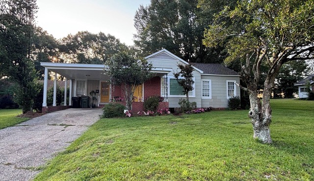 KING BED! Cozy 2 Bedroom House Located in the Heart of Hattiesburg