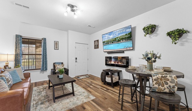 KING BED-Cozy Condo For Two on Ledgestone Golf Course-1 Mile From SDC-Free WIFI