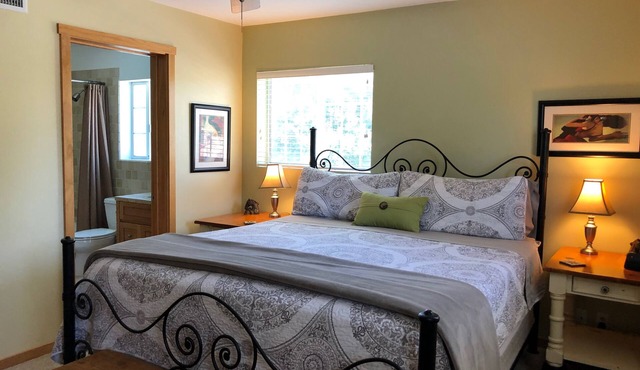 King Bed, Cozy Guesthouse w firepit and heated Jacuzzi- Santa Clarita