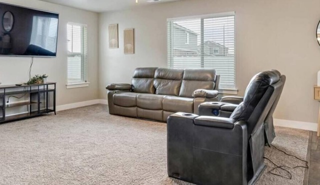 King Bed| Cozy Living Room |Dedicated workspace