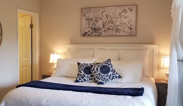 King Bed! Cozy Amelia Island Gem just steps to the beach.