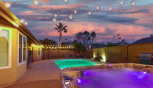 King Bed - Downtown Gilbert - Hot Tub, Pool, Entertainment, Arcades + Projector!