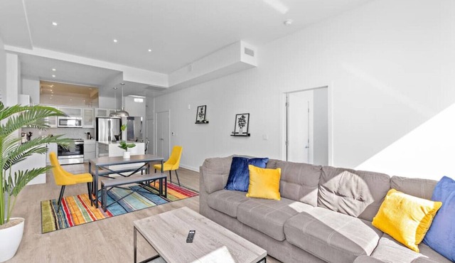 ! King Bed ! Downtown Highrise!