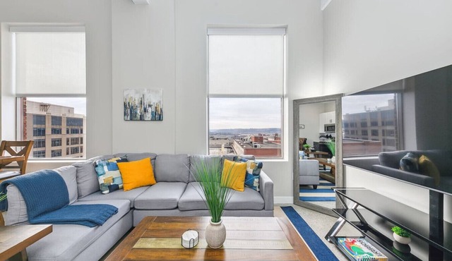 King Bed, Downtown Steps from Bengals & Reds, Minutes to OTR, TQL, Free Parking