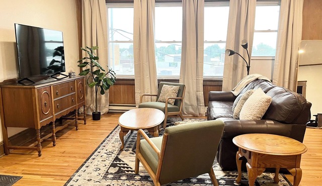 KING bed DOWNTOWN walkable eats and coffee