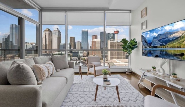 King Bed | DT Views | UG Park | Walk to Saddledome