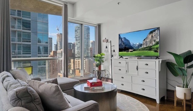 King Bed | DT Views | UG Park | Walk to Saddledome