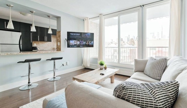 King Bed|Elegant Condo |Walk to Saddledome|UG Park