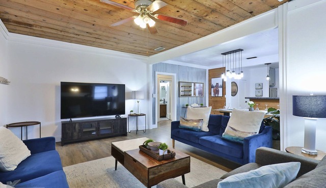 King Bed Entire Home with Kitchen near ACU Abilene, Zoo