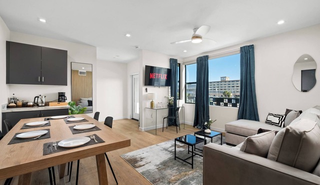 King Bed, EV Charger, Pet-Friendly, Balcony Near Airport & Beaches