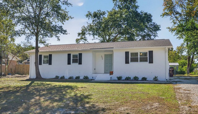 King bed, EV charger, minutes from UNCW, ILM Airport, area beaches and downtown.
