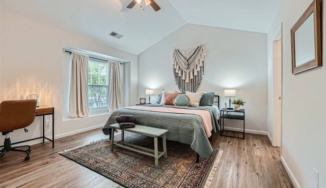 King Bed-Family Friendly Townhome in University Area