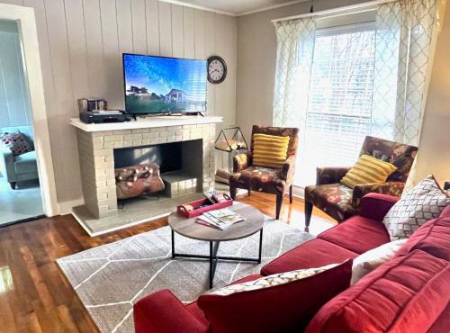 KING BED Family Friendly Cottage - Walk to Zoo & Waterpark - Near Downtown & Midtown