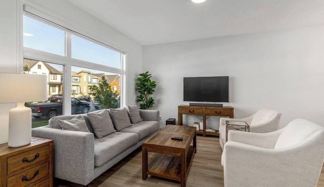 King Bed| Family/Pet Friendly| Fenced Yard| 5 min S. Health