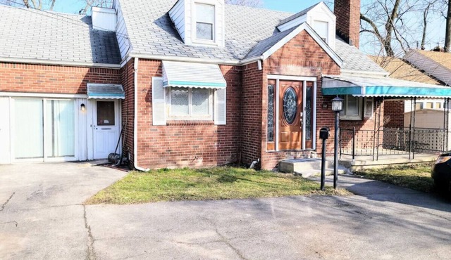 King bed fenced backyard and parking