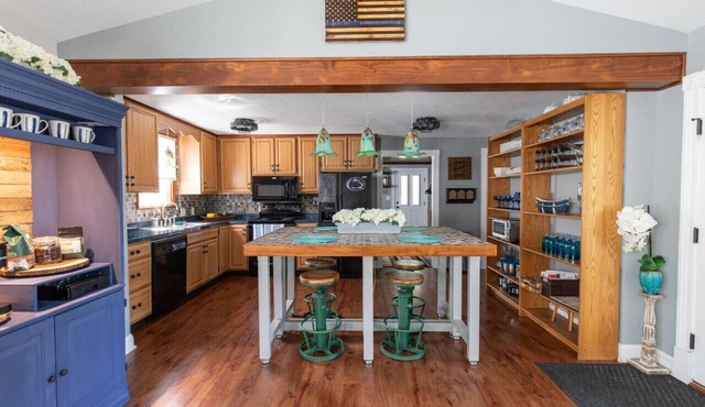 King Bed | Fire Place | Chefs Kitchen | Fast WiFi