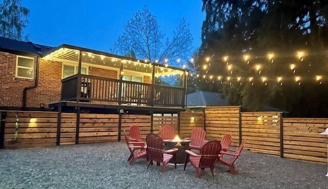 King Bed Firepit Creekside FIFA Ready Pets OK Parking Near I-5 & UW