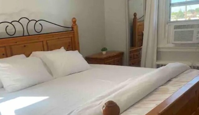 King Bed & Free Parking in Rhawnhurst!