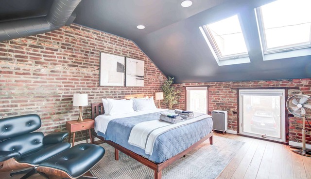 King Bed! Free Parking! Brick Carriage House