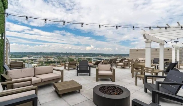 King Bed, Free Parking, Walk to Bengals, Red, Business District. Duke Conv Ctr