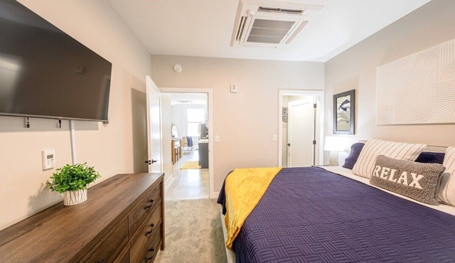 King Bed, Free Parking, Near Stadium