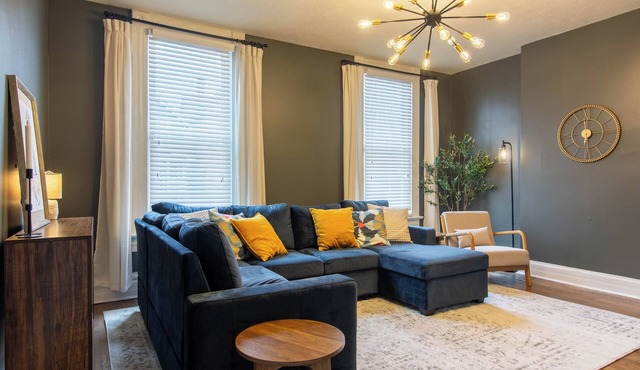 King Bed Free Parking Walk to Schiller Park Private Backyard