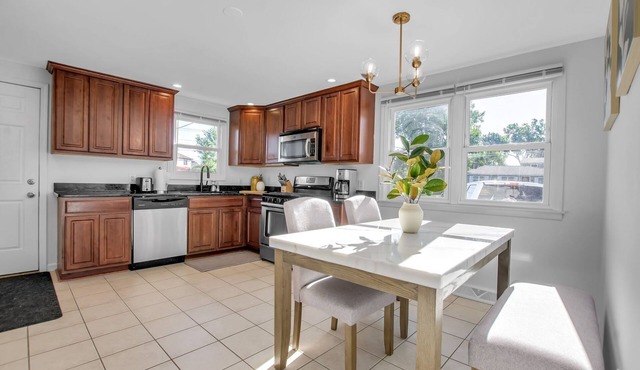 King Bed, Fresh & Clean. 3 Bed 1.5 Bath, Extended Stay.