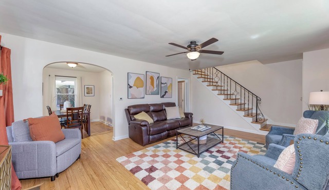 King bed - Full kitchen! 1.5 blocks to IMS and only 5 miles to downtown!