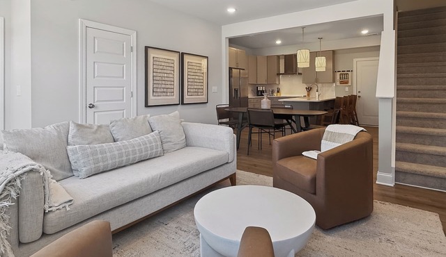 King Bed, Garage, Balcony in the Heart of Raleigh Downtown