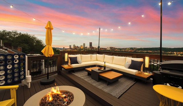 King Bed Garage Rooftop Views Sleeps 14 Game room walk to Carson St