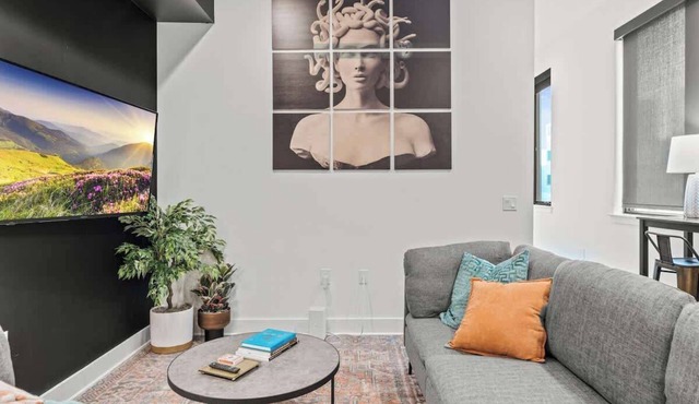 King Bed | GYM | Free Parking | Near Met | Rooftop