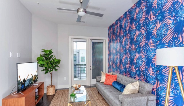 King Bed | Gym & Pool | Free Parking - Walk to Stadium