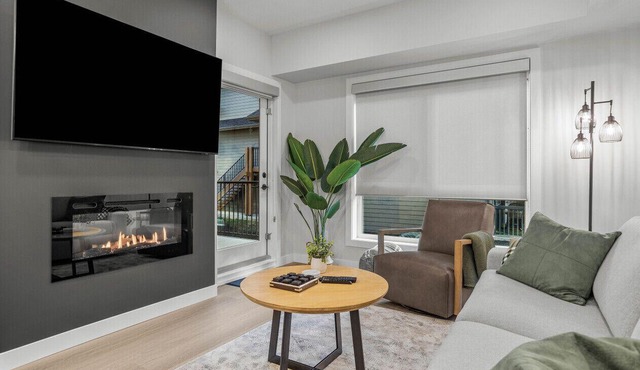 King Bed| Heated Outdoor Pool | Hot Tub | BBQ