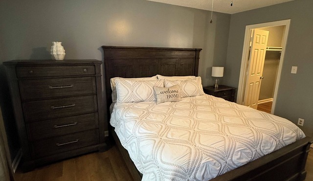 King Bed Hillside Apartment Unit C