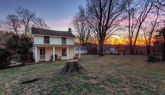 King Bed, Historic Franklin Farmhouse, Horses in your back yard & a pool.