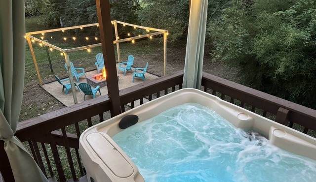 King Bed-Hot Tub-Arcade! Perfect for couples and families. Close to I-71.
