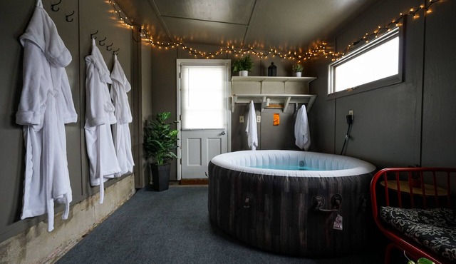 King bed, Hot Tub, Family Friendly