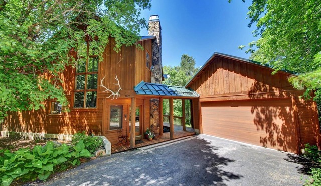 KING BED, HOT TUB, SEPARATE GUEST HOUSE, BACK LAWN, WOOD FIREPLACE